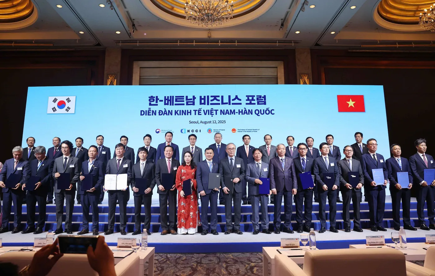 Group photo at the Vietnam - South Korea economic forum, with the signed agreements