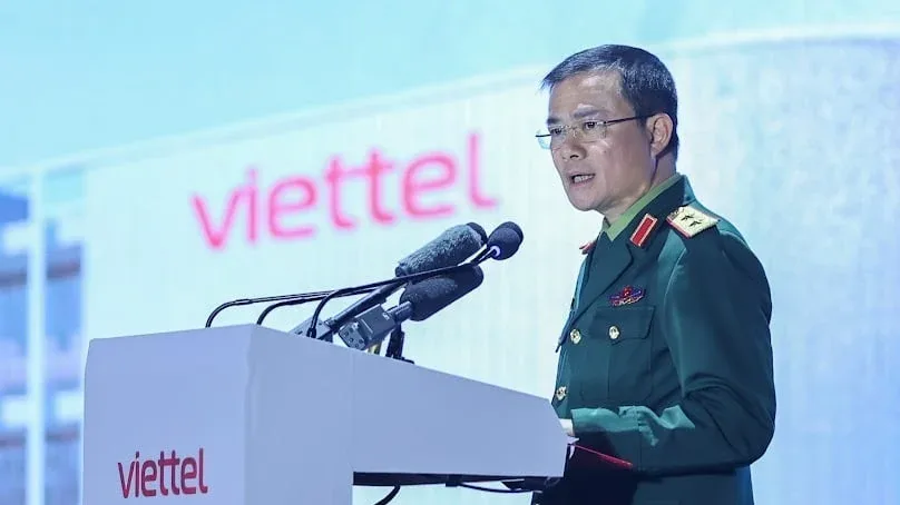 The chief executive of Viettel, in uniform, at a podium