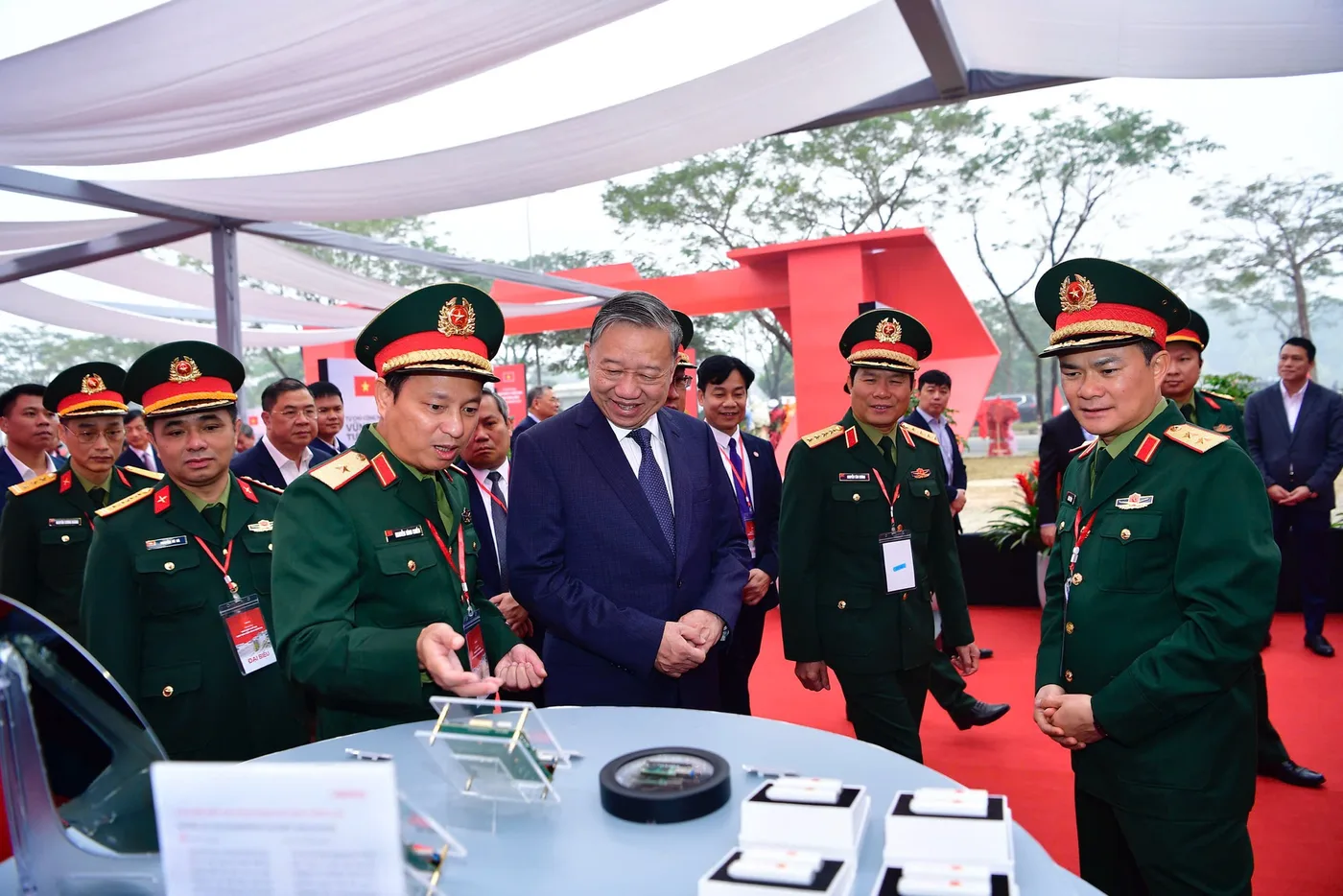 General Secretary Tô Lâm in front of chip samples, surrounded by officers