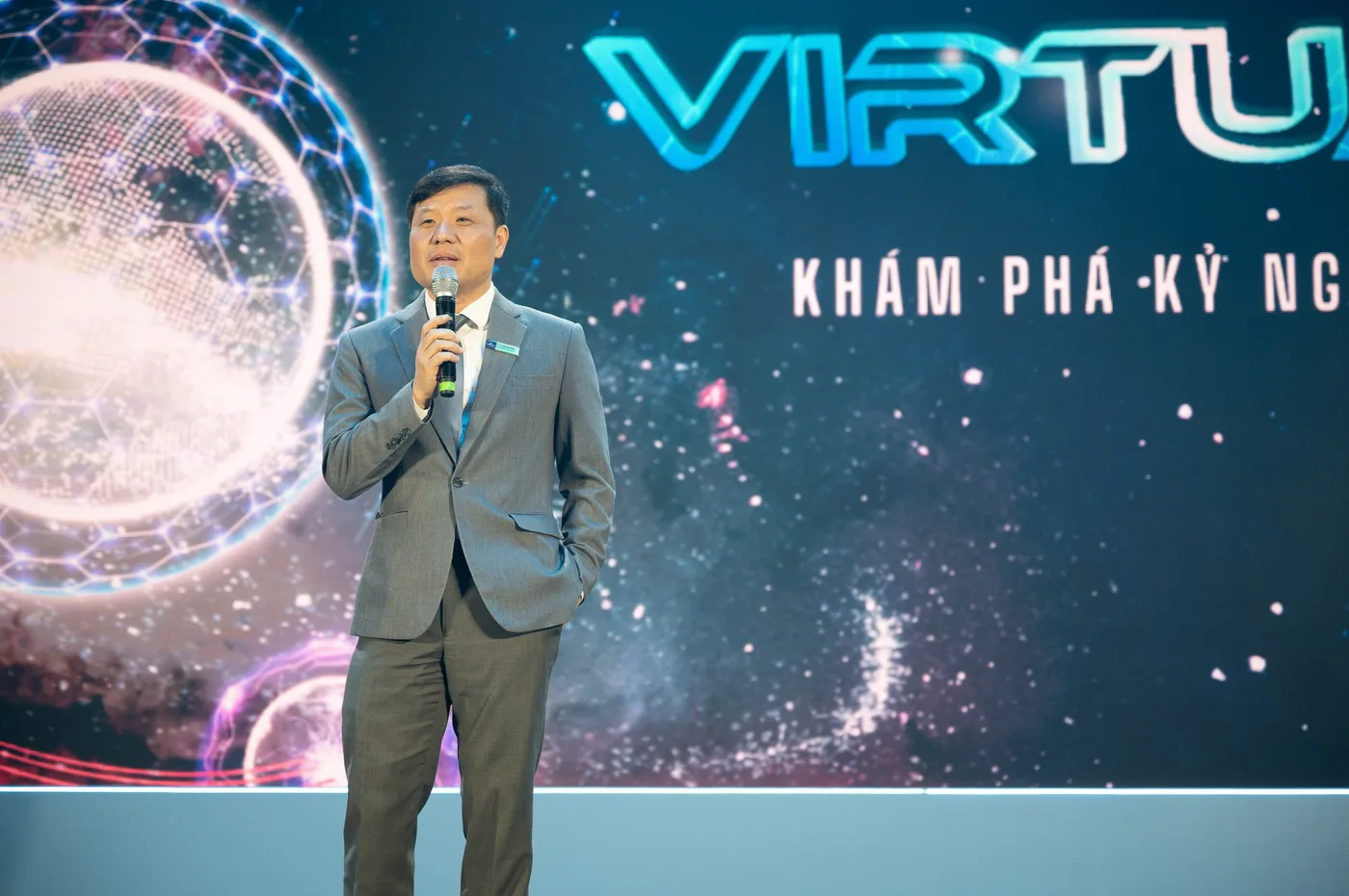 Vũ Hà Văn, chief scientist of VinBigData, on stage