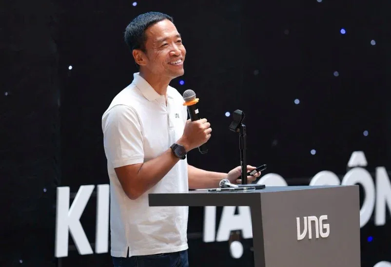 The chief executive of VNG at a podium