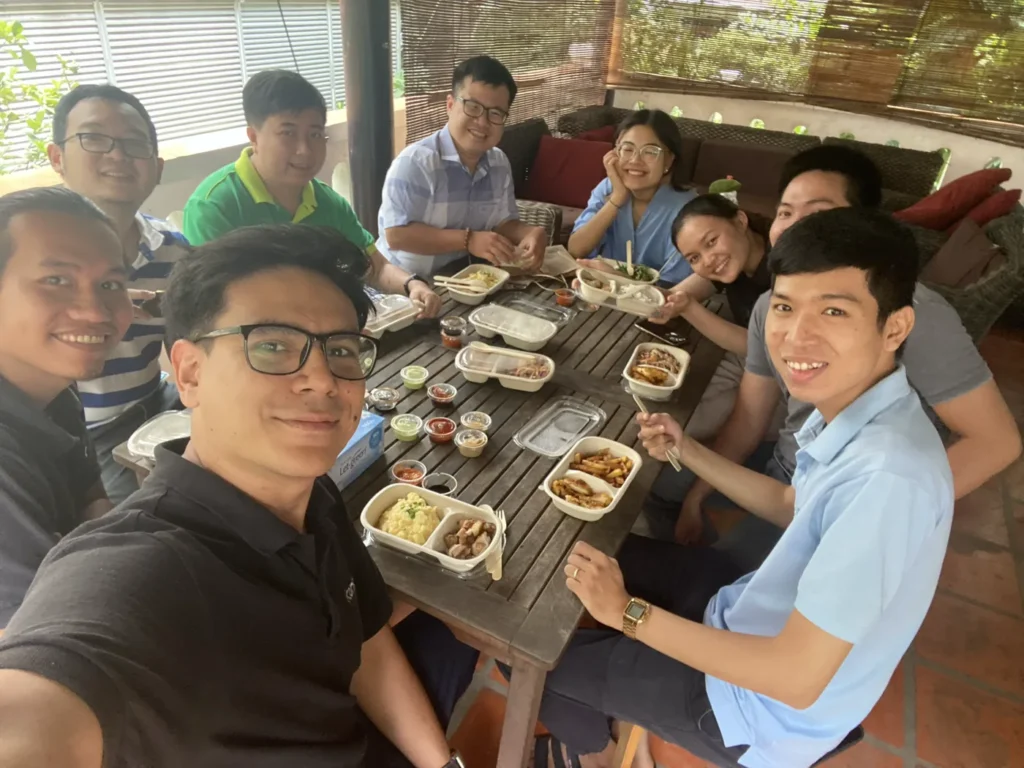 Nicolas Thành à table avec une équipe de développeurs vietnamiens